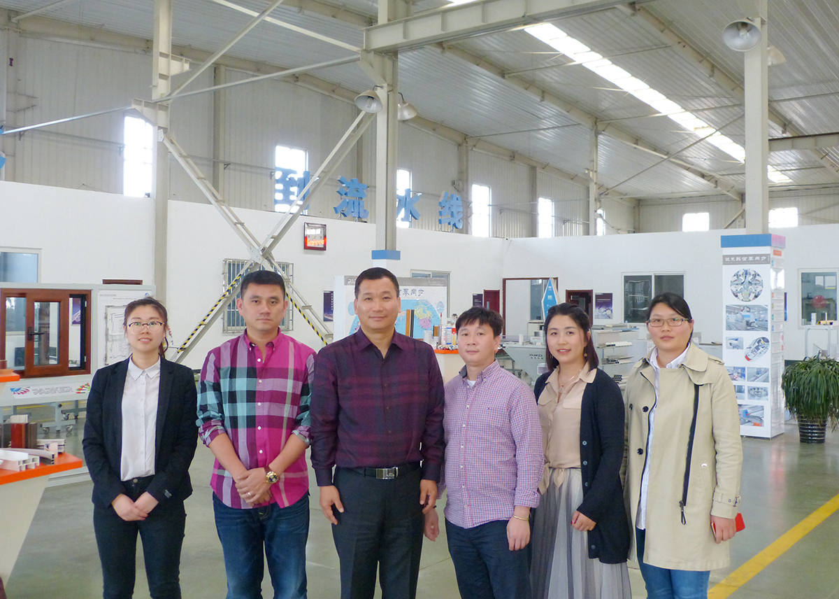 派克機器與美國客戶合照 派克機器與美國客戶合照
